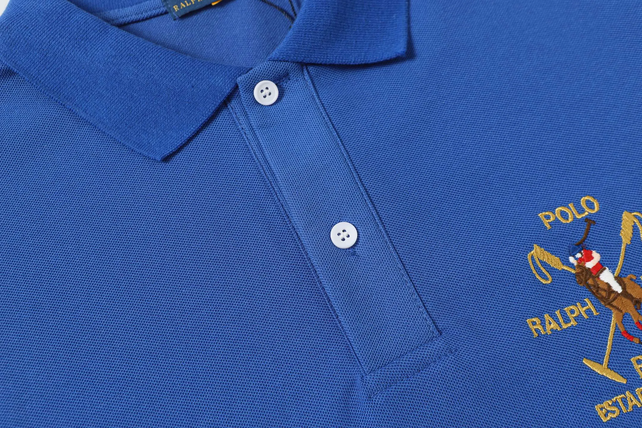 P156 Style number: A015 [Ralph Lauren classic letter logo embroidered Polo shirt] ✅250 grams of fine cotton pique fabric, custom-woven and dyed threads ✅Original stickers Scan the QR code to enter the official website ✅Large version, loose and stylish, can wear up to 210 pounds Color: black, white, navy, blue, sky blue, dark gray, floral gray Size: S-XL